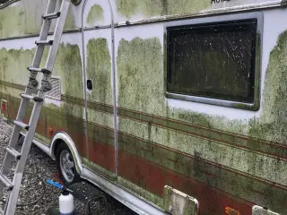 Vask af campingvogne og telte
