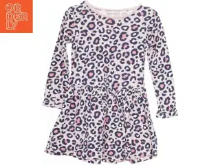 Pigekjole med leopardmønster fra Minoti (str. 110)