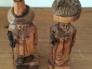 To udskårne træfigurer, der forestiller traditione