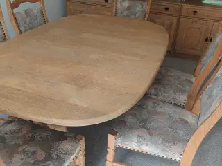 Egetræsbord med stole