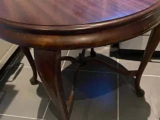 Rundt bord  i mørkt træ