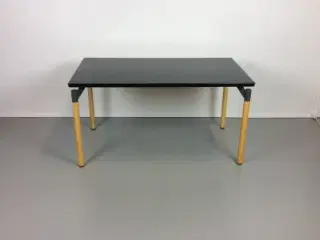 Konferencebord med ny sort bordplade og ahorn ben 138x76 cm