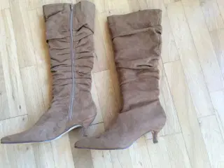 Mørk beige støvle