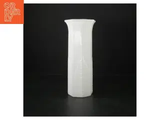 Hvid glas vase med relief (str. H. 24,5 cm. ø. 7,5 cm)
