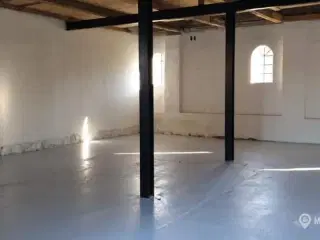 Udlejning af rummelig lade til opbevaring – 146 m²
