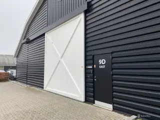 Rummeligt lager i gadeplan med port - bil kan køres helt til lager