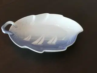 B&G bladformet asiet i porcelæn med blå tone