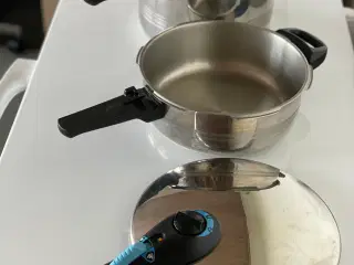 2 trykkoger med låg som passer sammen