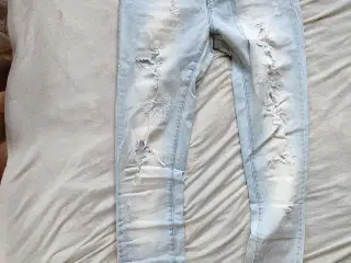 Lyse bukser med huller i