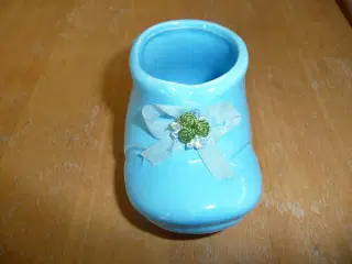 en lyseblå sko i porcelæn