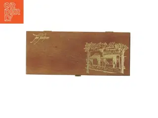 Trææske med signatur og tekst fra Tina Jacobsen (str. 27x12 cm)