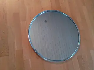 Rundt spejl med sølvramme