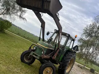 John Deere 2130 med frontlæsser 