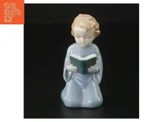 Lille porcelænsfigur læsende barn (str. 9 cm)