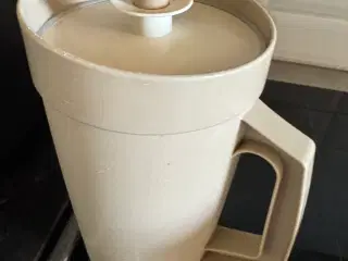 Tupperware osteklokke og pastaskål og kande