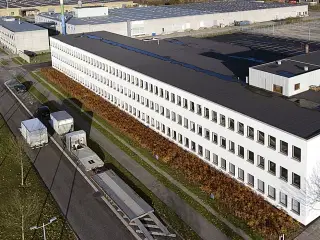Flot nyistandsat kontor som også kan anvendes til let lager