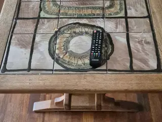 Fint kakkelbord i eg