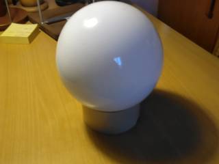 Hvid glaskuglelampe med fatning 