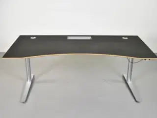 Duba b8 hæve-/sænkebord med sort linoleum og mavebue, 200 cm.