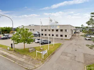 Kombineret lager og kontorlejemål i Ishøj med port og hurtig adgang til E20 og E47