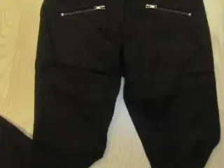 Str. 36, næsten nye bukser fra MONKI