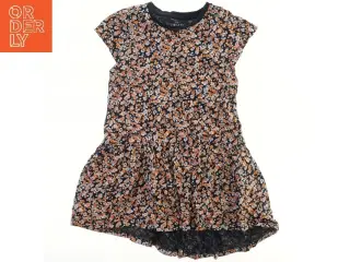 Blomstret kjole fra Basic needs (str. 122)