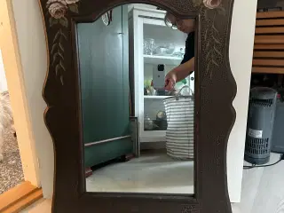 Spejl med dekoreret træramme