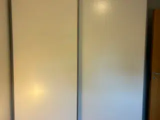 Flot garderobeskab, hvis