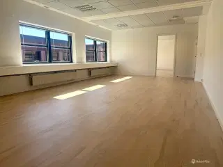 Flerbrugerejendom m. kantine. reception og gratis parkering