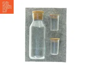 Glaskande og 2 plastik beholdere fra Bodum
