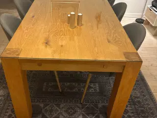 Spisebord i egetræ