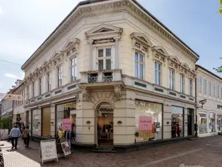 Butikslokale med mange anvendelsesmuligheder og perfekt placering!