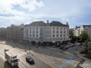 Sjældent udbudt erhvervsandel med markant hjørneplacering