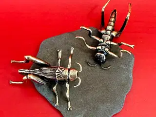 To vintage miniaturer græshopperfigurer sælges
