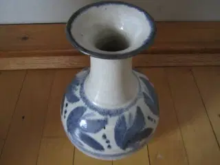 Smuk Keramik VASE. Bjergård.