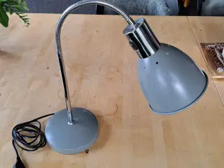 Bordlampe med fleksibel arm