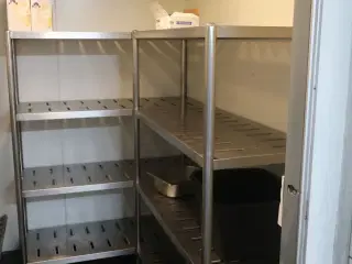 Reoler og bakkevogne fra kølerum