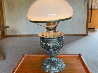 Bordlampe med hvidt glas