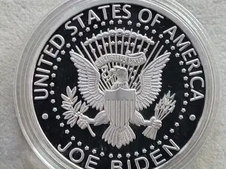 Biden flot medalje og tykt dobbeltsidet flag