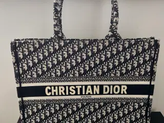 Fin stof taske til kvinde med mønstret design. 