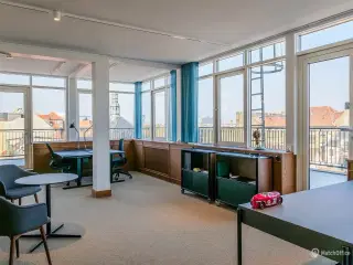 Alt er inkluderet i dette førsteklasses kontorfællesskab med lukkede kontorer. hvor omgivelserne er af højeste kvalitet.