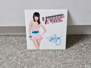 Katy Perry - I Kissed A Girl (Single)