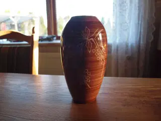 Smuk dekoreret vase.