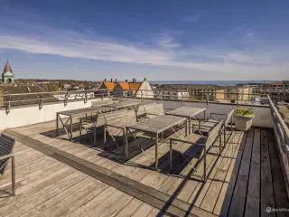 Kontor i Hellerup med udsigt over Strandvejens hustage