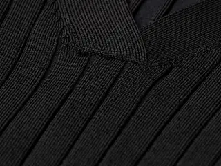 Ribstrikket midi-kjole fra H&M med V-udskæring