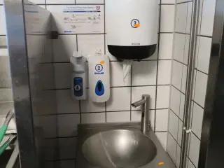 Vaskestation, papirdispenser, sæbedispenser m.m.