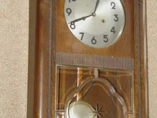 Vægur med pendul i kasse