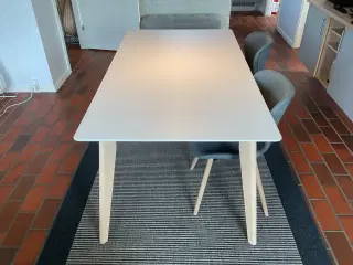 Spisebord med 4 stole
