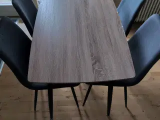 Spisebord med stole 