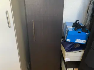 Sort højskab fra IKEA 